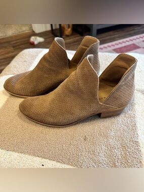 Lucky Brand Suede V-Cut Ankle Booties - Tan